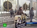 Мосгорсуд оставил под стражей участниц Pussy Riot. В тюрьме они перестали голодать, но жалуются на холод Мосгорсуд оставил под стражей участниц Pussy Riot. В тюрьме они перестали голодать, но жалуются на холод