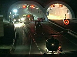 Как сообщают ряд местных СМИ со ссылкой на очевидцев, в туннеле близ Сьера автобус двигался странно - его "бросало" из стороны в сторону