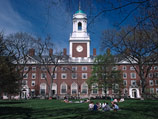 Первое место в рейтинге занимает Гарвардский университет, за ним следует Массачусетский технологический институт