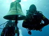 Роскошный круизный лайнер Costa Concordia, затонувший в Тирренском море, стал объектом мародерства. Как пишет ANSA, с лежащего на подводных скалах судна пропал позолоченный колокол