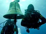 Роскошный круизный лайнер Costa Concordia, затонувший в Тирренском море, стал объектом мародерства. Как пишет ANSA, с лежащего на подводных скалах судна пропал позолоченный колокол Роскошный круизный лайнер Costa Concordia, затонувший в Тирренском море, стал объектом мародерства. Как пишет ANSA, с лежащего на подводных скалах судна пропал позолоченный колокол