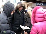 В фильме НТВ, в частности, показано, как на акцию "Белое кольцо" собирали платную массовку возле станции метро "Сокольники"