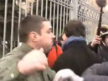 В ударившем девушку мужчине присутствовавшие на месте журналисты опознали Александра Босых В ударившем девушку мужчине присутствовавшие на месте журналисты опознали Александра Босых