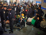 Полиция Нью-Йорка жестко разогнала участников акции протеста "Захвати Уолл-стрит", собравшихся в субботу в парке Зукотти в честь полугодовалого юбилея начала протестного движения