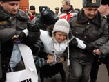 В субботу первыми свою акцию провели "зеленые" во главе с лидером движения в защиту Химкинского леса Евгенией Чириковой. В общей сложности на площади Революции было задержано около 20 гражданских активистов