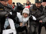 В субботу первыми свою акцию провели "зеленые" во главе с лидером движения в защиту Химкинского леса Евгенией Чириковой. В общей сложности на площади Революции было задержано около 20 гражданских активистов В субботу первыми свою акцию провели "зеленые" во главе с лидером движения в защиту Химкинского леса Евгенией Чириковой. В общей сложности на площади Революции было задержано около 20 гражданских активистов