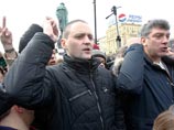 Через несколько часов координатор "Левого фронта" Сергей Удальцов и сопредседатель ПАРНАС Борис Немцов вышли на Пушкинскую площадь в знак протеста против телекомпании НТВ, показавшей фильм "Анатомия протеста" Через несколько часов координатор "Левого фронта" Сергей Удальцов и сопредседатель ПАРНАС Борис Немцов вышли на Пушкинскую площадь в знак протеста против телекомпании НТВ, показавшей фильм "Анатомия протеста"
