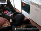 Сотрудники КГБ Белоруссии задержали россиян с оружием и фальшивыми долларами для их земляков в ЕС Сотрудники КГБ Белоруссии задержали россиян с оружием и фальшивыми долларами для их земляков в ЕС