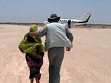 Сомалийские пираты отпустили британскую заложницу после того, как им скинули около миллиона долларов с самолета 