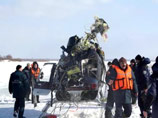Спасатели достали вертолет, упавший в Волгу 