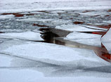 Два человека провалились под лед Москва-реки, пытаясь ее пересечь