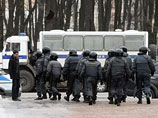 Митинг оппозиции в Петербурге задержало сообщение о бомбе. Расходящихся участников на Невском вязали за шествие
Митинг оппозиции в Петербурге задержало сообщение о бомбе. Расходящихся участников на Невском вязали за шествие