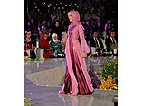 Чеченские дизайнеры продемонстрировали свыше 70 вечерних и повседневных мусульманских нарядов из бархата, шифона, шелка и французского кружева