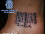 В Испании банда сутенеров сделала 19-летней секс-рабыне татуировку в виде штрих-кода