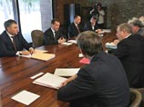 Медведев опять позвал оппозицию, но назвал встречу "символической" Медведев опять позвал оппозицию, но назвал встречу "символической"
