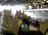 США отправили на дежурство в регион Персидского залива амфибийно-десантную группу, включающую вертолетоносец, сообщает "Интерфакс". Корабли, на борту которых размещен экспедиционный батальон морской пехоты, вышли из базы "Норфолк" (штат Вирджиния)