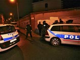 По данным СМИ, перед школой постоянно дежурят сотрудники полиции По данным СМИ, перед школой постоянно дежурят сотрудники полиции