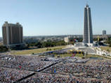 На богослужении в Гаване присутствовали несколько сотен тысяч человек, включая высшее государственное и партийное руководство, представителей католической церкви и иностранного дипломатического корпуса