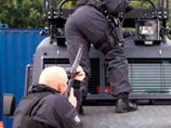 Три члена элитного подразделения полиции Большого Манчестера были понижены в должности после того, как в британских СМИ появились фотографии, на которых они дурачатся с дробовиком