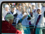 В аэропорт Бенедикт XVI прибыл на "папамобиле". Попрощаться с Папой вышли десятки тысяч кубинцев всех возрастов и цветов кожи