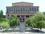На первом этапе лекции будут проходить раз в неделю в Ереванском государственном университете. Впоследствии их смогут услышать студенты других вузов