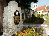 В Австрии снесли памятник на могиле родителей Гитлера