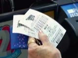Крупнейший в истории джекпот, выпавший в ночь на субботу в американской лотерее Mega Millions, будет разделен между тремя владельцами счастливых лотерейных билетов
