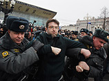 Вместе с Лимоновым были задержаны еще несколько человек Вместе с Лимоновым были задержаны еще несколько человек