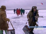 Пока льдину, на которой находились около 400 человек, остановило поле ледяной шуги в 500-600 метрах от берега