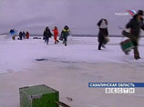 На Сахалине с отколовшейся льдины спасены 280 рыбаков-любителей