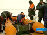Первоначально у спасателей была информация о том, что на оторвавшейся от берегового припая льдине находятся около 400 рыбаков-любителей. Как выяснялось в ходе спасательной операции, их было больш