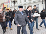 Активисты "Молодежного Яблока" планировали пройти по Арбату, обращаясь к прохожим с просьбами скинуться на военный билет Активисты "Молодежного Яблока" планировали пройти по Арбату, обращаясь к прохожим с просьбами скинуться на военный билет