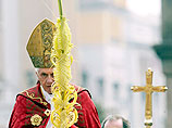 В Ватикане идет торжественная служба, на которой папа Римский обращается к верующим