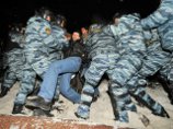 Задержанные в Москве активисты и полиция спорят, кто кого бил по лицу Задержанные в Москве активисты и полиция спорят, кто кого бил по лицу