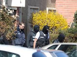 Перед этим полицейские более суток пытались убедить Мера сдаться Перед этим полицейские более суток пытались убедить Мера сдаться