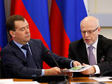 Медведев с заключением не согласен, объяснил Федотов: "Президент в своей резолюции указал, что он не понимает, почему он должен миловать человека, который у него не просил о помиловании" Медведев с заключением не согласен, объяснил Федотов: "Президент в своей резолюции указал, что он не понимает, почему он должен миловать человека, который у него не просил о помиловании"