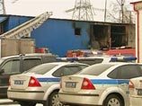 Огонь вспыхнул около 5:00 на Качаловском рынке на Варшавском шоссе в двухэтажном здании, примыкающем к ангару