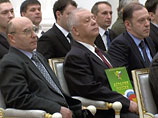 Медведев на глазах "несистемщиков" подписал закон о партиях, пообещал его улучшить и нацелился на новые изменения Медведев на глазах "несистемщиков" подписал закон о партиях, пообещал его улучшить и нацелился на новые изменения