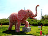 Скульптуры выполнены из пластмассовых, жестяных, бумажных, картонных и стеклянных упаковок из-под напитка Coca-Cola