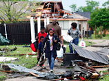 "Чертова дюжина" торнадо, срывая крыши домов и подбрасывая в воздух грузовики, прошлась по Техасу (ВИДЕО)