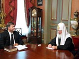 Блоггеры обнаружили, что часов на руке патриарха нет, однако их отражение имеется на блестящей поверхности стола Блоггеры обнаружили, что часов на руке патриарха нет, однако их отражение имеется на блестящей поверхности стола