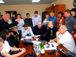 Представители "Лиги избирателей" в пятницу провели встречу с участниками голодовки в Астрахани, недовольными результатами выборов мэра города, на которых лидер местного отделения "Справедливой России" Олег Шеин (он тоже участвует в голодовке) Представители "Лиги избирателей" в пятницу провели встречу с участниками голодовки в Астрахани, недовольными результатами выборов мэра города, на которых лидер местного отделения "Справедливой России" Олег Шеин (он тоже участвует в голодовке)