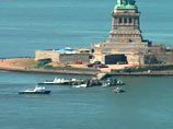 Возле Статуи Свободы в бухте Нью-Йорка перевернулось буксирное судно 