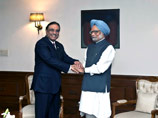 Президент Пакистана Асиф Али Зардари прибыл в воскресенье утром в Дели, где он встретится с индийским премьером Монмоханом Сингхом