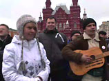 Москва "побелела": метро "Площадь революции" украсили белыми цветами. На Красной Удальцов и Немцов раздали листовки