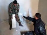 Очередное ВИДЕО предполагаемых зверств сирийских военных: жертву избивают и топчут ногами Очередное ВИДЕО предполагаемых зверств сирийских военных: жертву избивают и топчут ногами