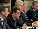 На совещание по расширению Москвы, которое накануне проводил глава государства Дмитрий Медведев, сразу два высокопоставленных чиновника пришли на костылях