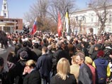 Как передал корреспондент Газеты.Ru, обстановка на митинге очень спокойная, рядом не было даже ОМОНа. Вокруг лишь несколько групп полицейских по три человека