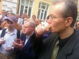 Голодающий в Астрахани Олег Шеин символически выпил сок: видео с участков получено, в пятницу будет иск в суд