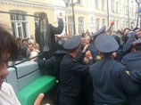 Активиста Федерации автовладельцев, приехавшего в Астрахань поддержать Шеина, "заподозрили в угоне" Активиста Федерации автовладельцев, приехавшего в Астрахань поддержать Шеина, "заподозрили в угоне"